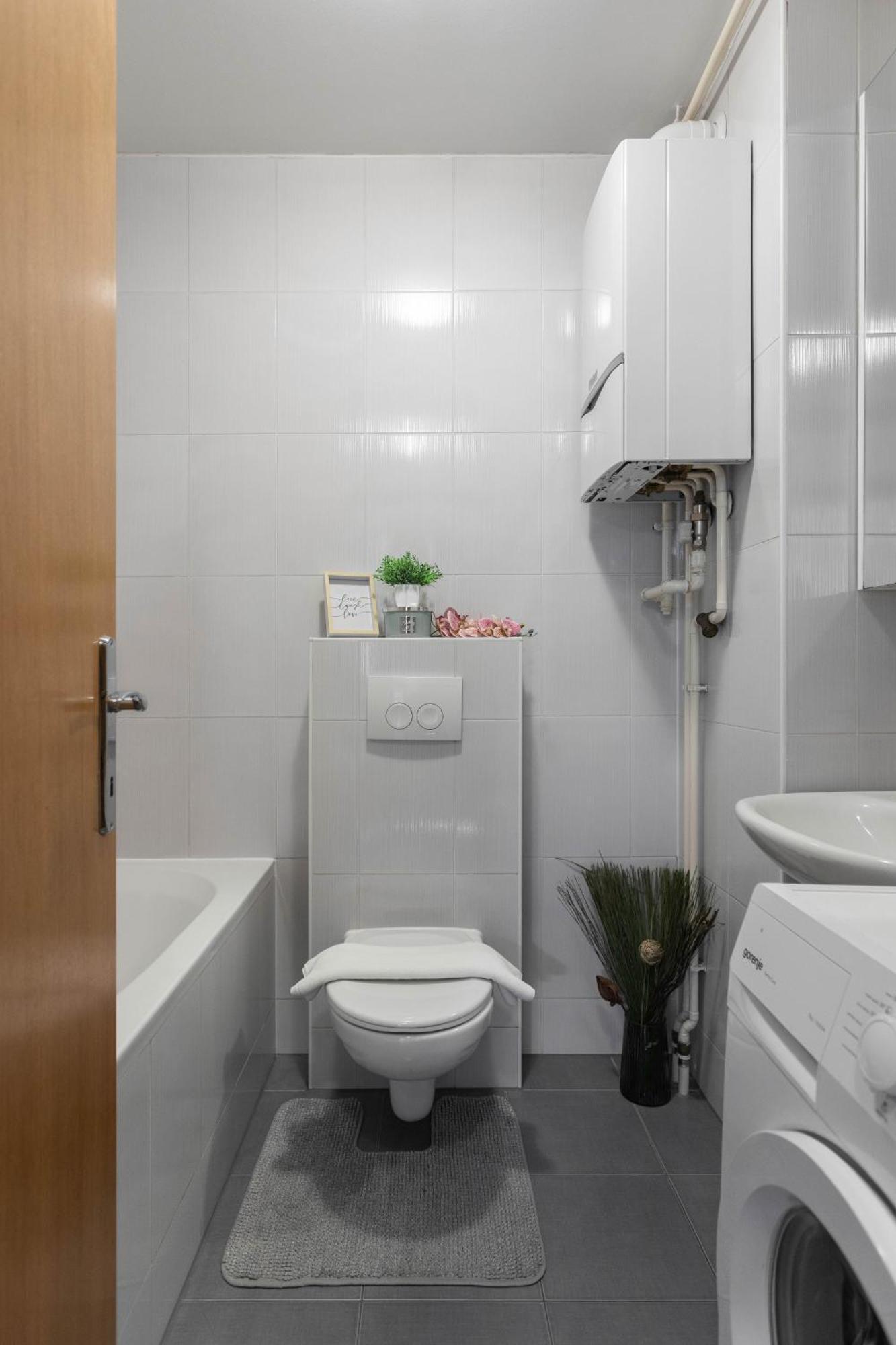 자그레브 Sunny 1Bdr With Balcony & Parking 아파트 외부 사진