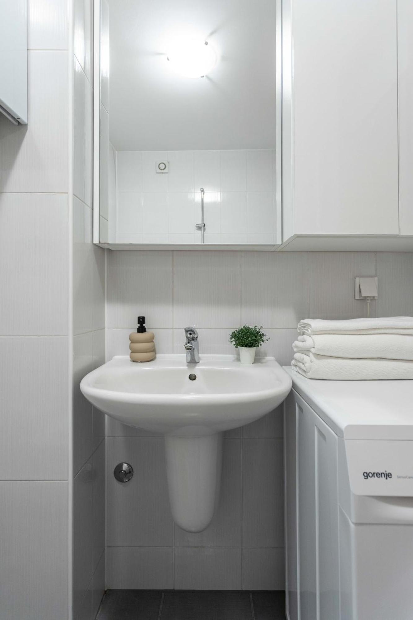 자그레브 Sunny 1Bdr With Balcony & Parking 아파트 외부 사진